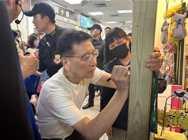 国民党副总统参选人赵少康今（14）日到三峡市场扫街拜票，针对上任一年内没推动内阁制及18岁公民权就要请辞一说，赵少康表示是为了加强大家的信心。（刘玮晴摄）