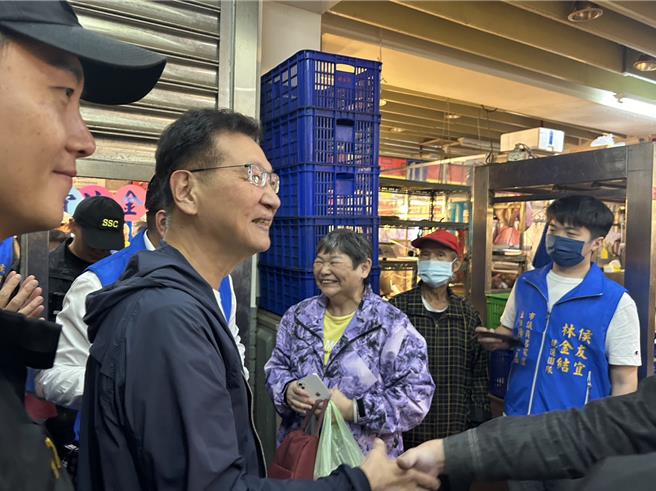 国民党副总统参选人赵少康表示，大部分民调跟赖萧配都在误差范围内，现在很多奇怪的民调参考就好。（刘玮晴摄）