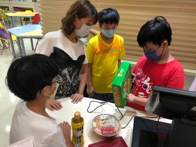 板橋國中職探中心讓學生擔任一日店長，體驗操作收銀台。(照片/新北市政府教育局提供)
