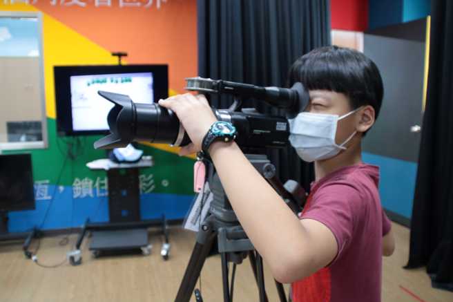 學生參加大觀國中職探中心攝影棚大探險_密室大逃脫體驗課程，操作攝影機並認識相關產業。(照片/新北市政府教育局提供)