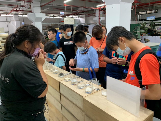 王鼎時間科藝體驗館帶學生認識鐘錶產業。(照片/新北市政府教育局提供)