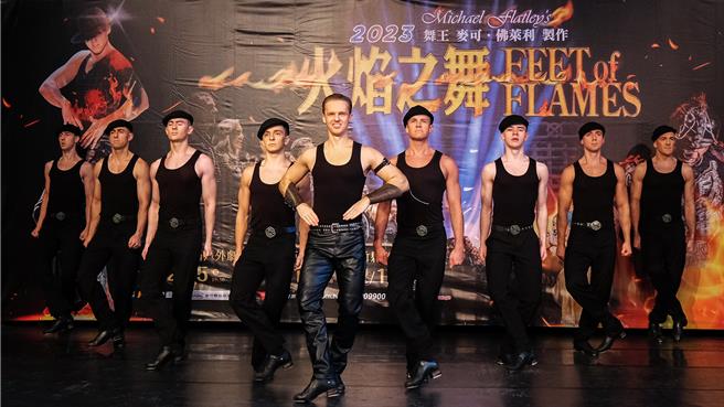 《火焰之舞》17日將首度在新竹縣體育館演出，團員14日在竹北高中帶來一小段震撼力十足的表演。（羅浚濱攝）