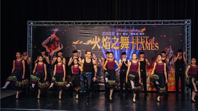 《火焰之舞》17日將首度在新竹縣體育館演出，團員14日在竹北高中做一小段表演後，領舞者Matt smith（中）教導竹北高中舞蹈班8位學生踢踏舞的經典動作。（羅浚濱攝）