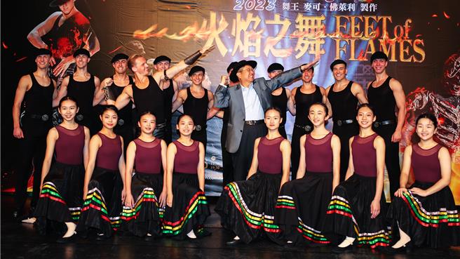 《火焰之舞》17日將首度在新竹縣體育館演出，縣長楊文科（中）應邀戴上「舞王帽」，擺出舞王的經典動作，趣味十足。（羅浚濱攝）