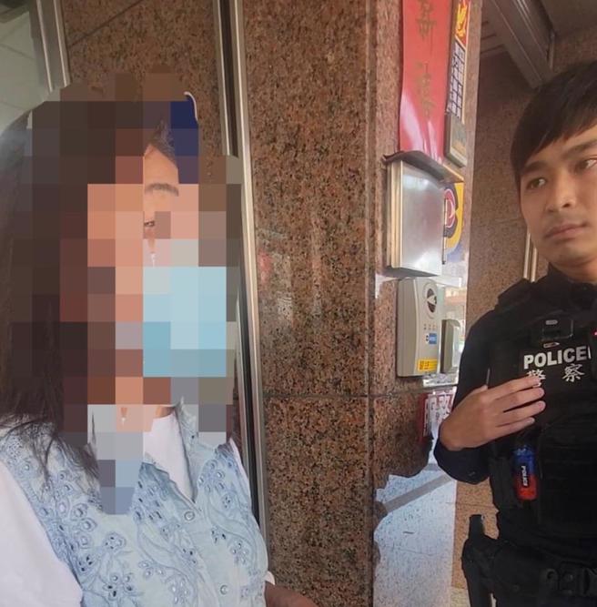 头份警分局头份所员警与银行行员全力劝阻谢姓妇人被骗。（读者提供／谢明俊苗栗传真）