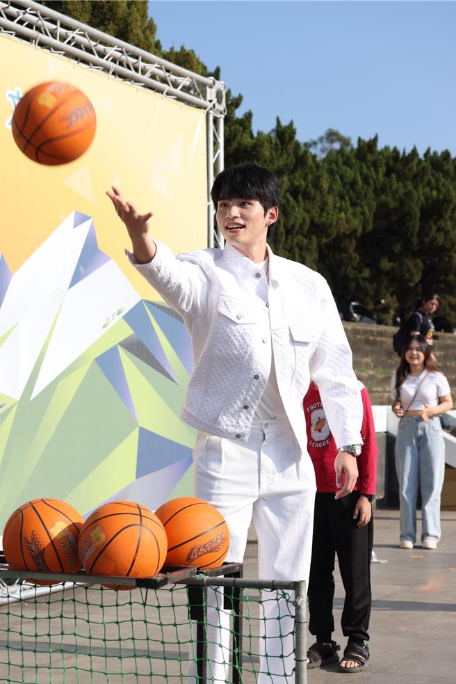 王品澔「手痒」挑战投篮。（南投县政府提供）