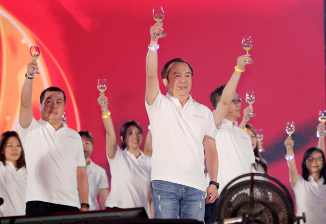 王品集團14日舉辦尾牙，董事長陳正輝（前中）率領主管向員工舉杯慶祝。 （鄭任南攝）