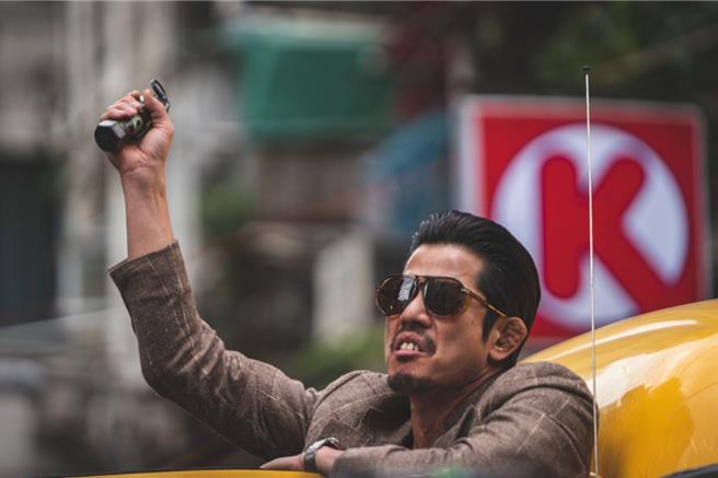 郭富城在《临时劫案》中竟以暴牙造型现身。（华映娱乐提供）