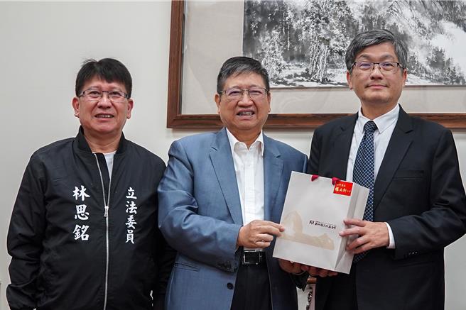 客委會審議竹東客家文化大禾埕補助經費過關，立委林思銘（左）陪同客委會主委楊長鎮（左）拜會縣長楊文科（中）。（羅浚濱攝）