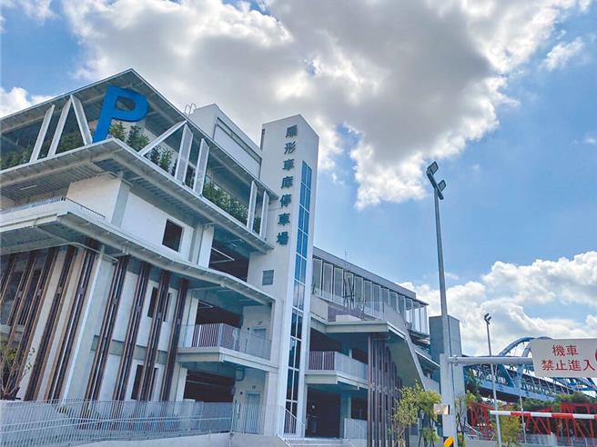 彰化火車站後站扇形車庫立場停車場使用執照已獲彰化縣政府建設處核發，彰化市公所14日表示，最快可於明年1月中旬過後營運。（資料照片／孫英哲彰化傳真）