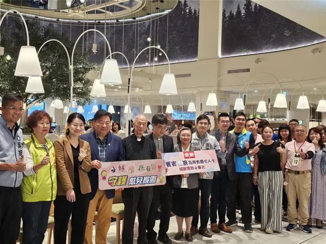 飨宾除了全力赞助华光在旗下品牌「果然匯竹北店」举办募款餐会外，旗下飨食天堂、果然匯也抛砖引玉，共提供1飨宾除了全力赞助华光在旗下品牌「果然匯竹北店」举办募款餐会外，旗下飨食天堂、果然匯也抛砖引玉，共提供1千张餐券感谢捐款者的爱心支持。（图／飨宾餐旅提供）