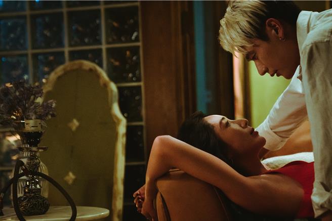 隋棠与刘冠廷暧昧躺在沙发上。（CATCHPLAY提供）