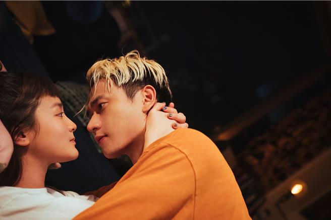 刘冠廷与王净亲密对视。（CATCHPLAY提供）