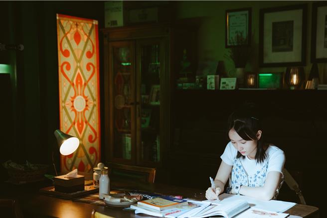 方郁婷在书房读书。（CATCHPLAY提供）
