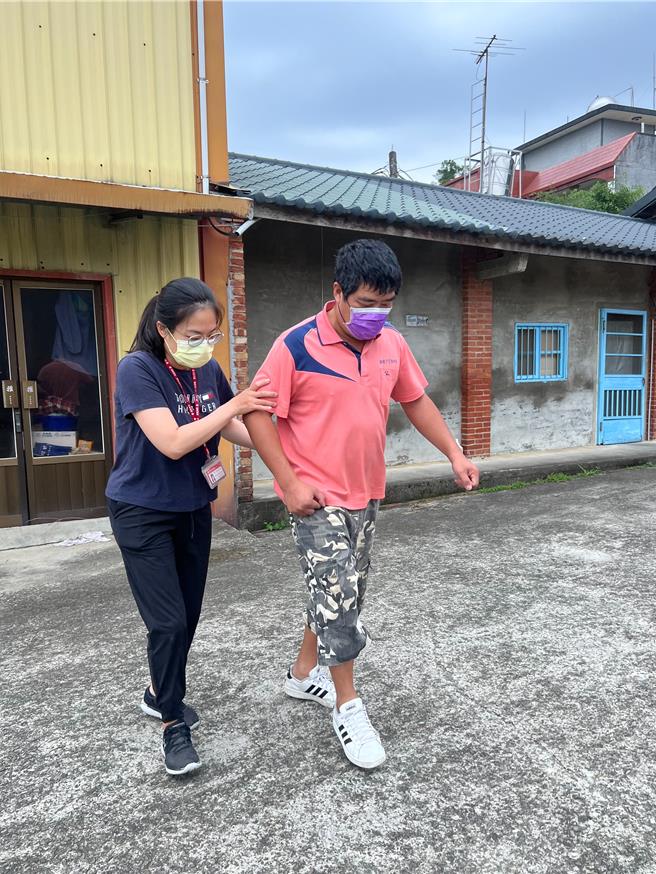 45歲的溫姓男子先前因腦出血被送進頭份市為恭醫院就診，出院後由物理、職能治療師親自至家中持續復健。（為恭醫院提供／謝明俊苗栗傳真）