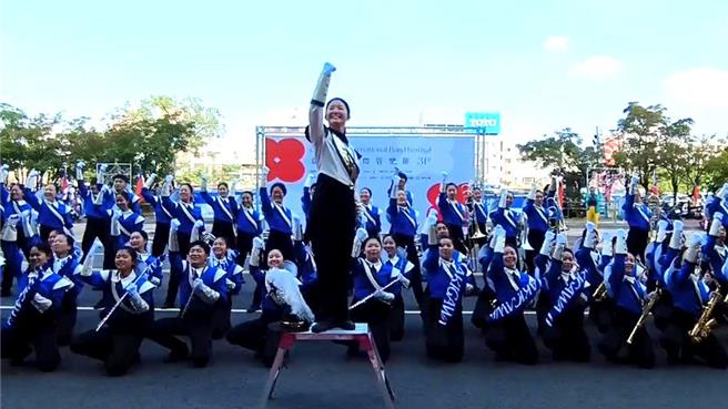 嘉義市國際管樂節今天記者會造勢，瀧川第二高校吹奏樂部表演生動活潑，嗨翻全場。（廖素慧攝）