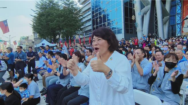 嘉義市長黃敏惠盛讚日本團隊表演精彩，嗨喊「安可」。（廖素慧攝）