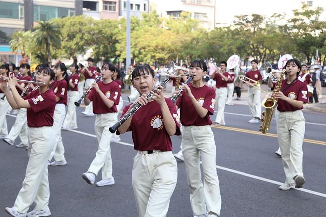 習志野高校吹奏樂團今天在嘉義市國際管樂節記者會表演，非常吸睛。（廖素慧攝）