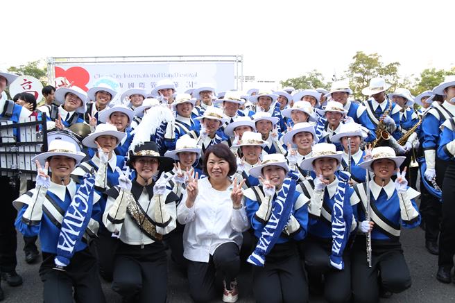 嘉義市長黃敏惠誇讚日本瀧川第二高校吹奏樂部表演超精彩。（廖素慧攝）
