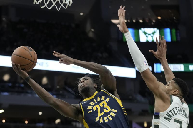 溜馬對戰公鹿。（美聯社）