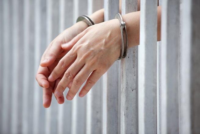 代课女老师与学生发生性关系后被逮，没想到拍摄檔案照时，却露出诡异的笑容，看起来毫无悔意。（示意图／达志影像）