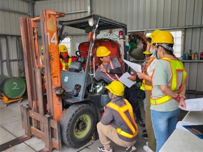 新住民小兰参加台中市政府劳工局开办的堆高机操作人员证照女性专班培训，顺利考取证照，免于陷入就业危机。(台中市府提供)