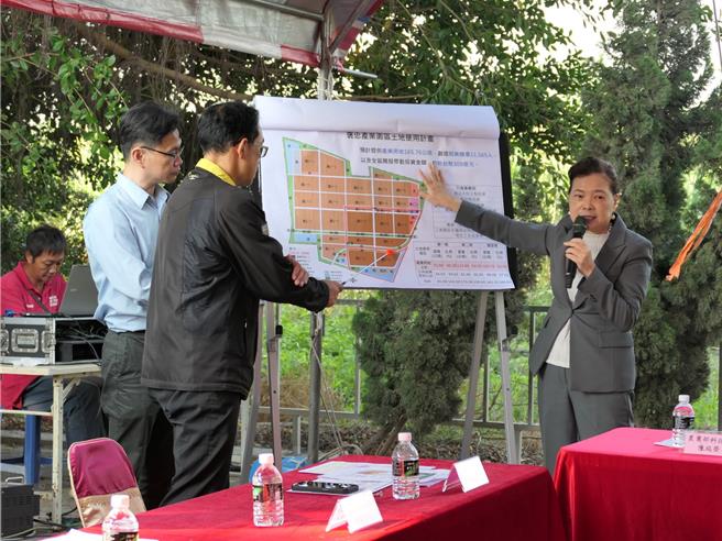 经济部规画在云林县褒忠乡设置「褒忠产业园区」，经济部长王美花（右）14日在褒忠乡表示园区採「一次规画分期开发」方式，希望全区都可以进到二阶环评，让褒忠的产业发展与环境保护兼顾。（张朝欣摄）