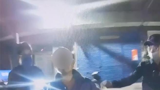 嘉义市陈姓兄弟13日晚上在家里起争执，警方到场处理。（嘉义市第二分局提供／廖素慧嘉市传真）