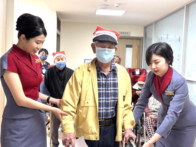 华信航空携手一粒麦子基金会首度到台东举办虚拟客舱之旅，60名来自新生、鹿野日间照顾中心的长者今天体验搭机。（蔡旻妤摄）