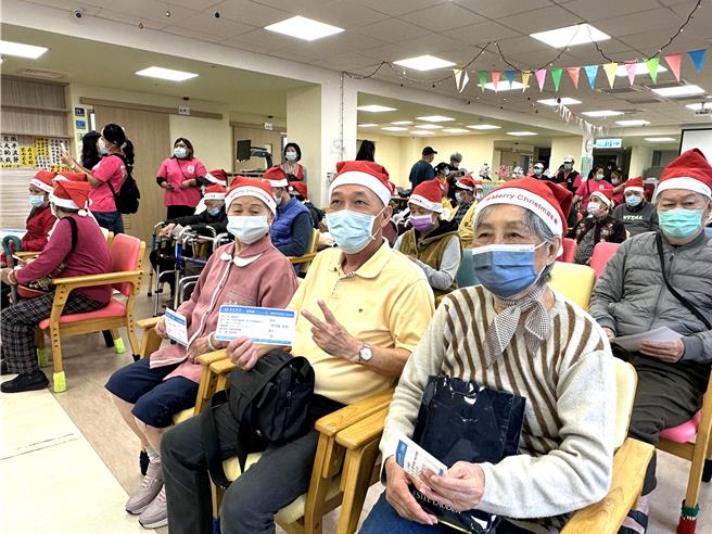 华信航空携手一粒麦子基金会首度到台东举办虚拟客舱之旅，60名来自新生、鹿野日间照顾中心的长者今天体验搭机。（蔡旻妤摄）