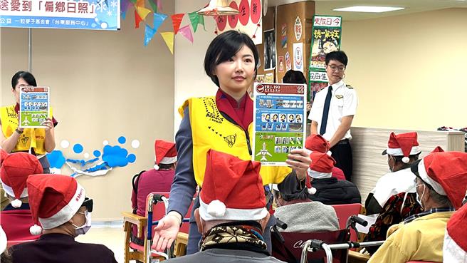 华信航空携手一粒麦子基金会首度到台东举办虚拟客舱之旅，60名来自新生、鹿野日间照顾中心的长者今天体验搭机。（蔡旻妤摄）