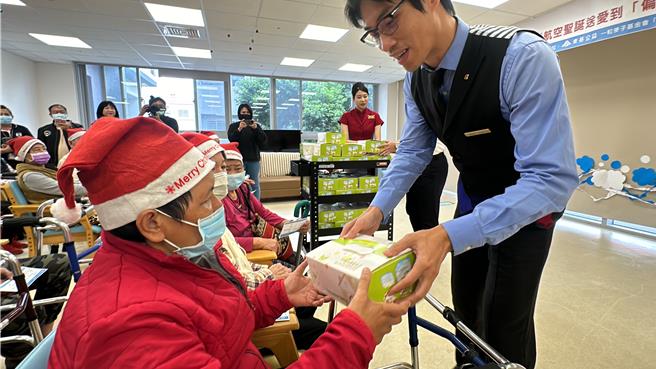 华信航空携手一粒麦子基金会首度到台东举办虚拟客舱之旅，60名来自新生、鹿野日间照顾中心的长者今天体验搭机。（蔡旻妤摄）