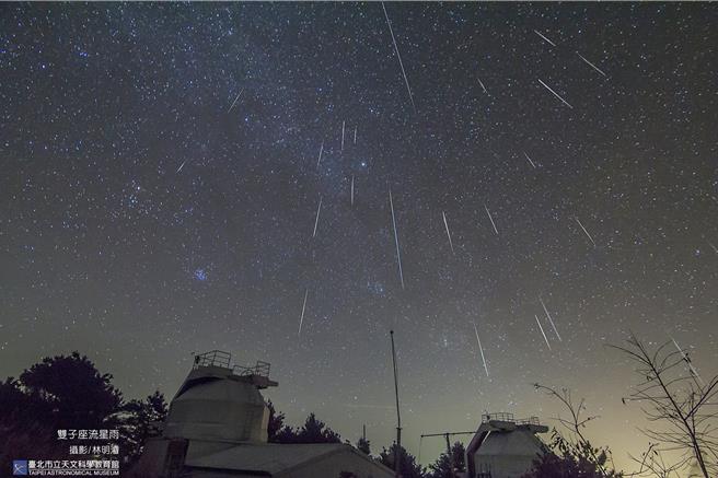 双子座流星雨即将在今日深夜至15日达极大期，台北市立天文科学教育馆预估，当天月相朔，将是近年来最佳观赏条件，而且此时可能恰逢长蛇座σ流星雨活跃期，有机会欣赏2场流星雨同时发生的天文美景。（天文馆提供／蔡佩珈台北传真）