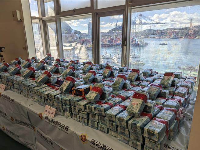 海巡署14日召開記者會公布今年下半年破獲的兩起重大走私案件，並於現場展示緝獲的毒品愷他命及私菸。（張志康攝）★《中時新聞網》關心您：保護自己、遠離毒品！