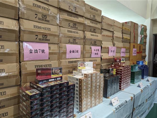 海巡署14日召開記者會公布今年下半年破獲的兩起重大走私案件，並於現場展示緝獲的毒品愷他命及私菸。（張志康攝）★《中時新聞網》關心您：保護自己、遠離毒品！★《中時新聞網》關心您：吸菸有害健康！戒菸專線：0800-636363。