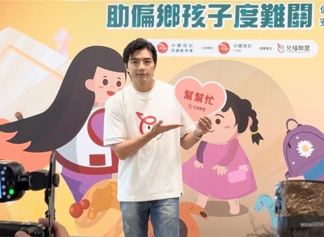 賀軍翔今出席公益活動。（王思穎攝）