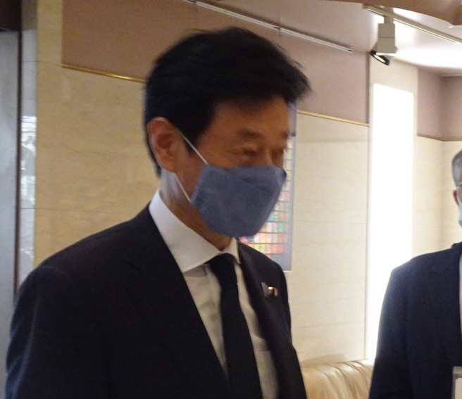 已经递交辞呈的日本经济产业大臣西村康稔被周刊爆出举办「架空」（虚构）的政治资金募款餐会，实际上根本不到10人到场，而且都是经产省官员。他今天对此表示，政治资金餐会依法令举办，预定对缺席的人追加举办恳谈会。(图/中央社)