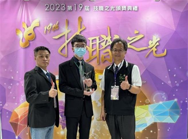 新北高工許凱俊（中）榮獲教育部第19屆技職傑出獎，與新北高工校長林清南（右）、主任資訊科陳錫齡（左） ，共同合影。（新北高工提供／劉瑋晴新北傳真）