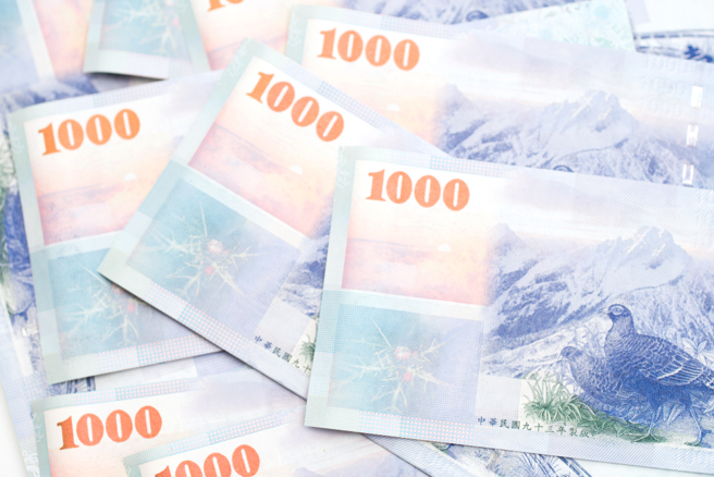 央行拍板利率連三凍，維持鴿派立場。（圖／shutterstock）