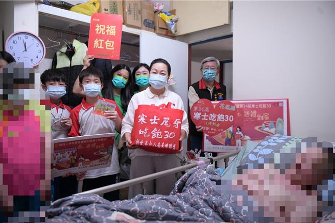 县长徐榛蔚、社会处长陈加富，以及东华附小师生今天一同关怀植物人家庭。（花莲县府提供／王志伟花莲传真）