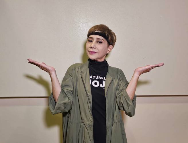 舞台上表演总蹦蹦跳跳，蓝如洁拥有「秀场蚱蜢公主」称号。(游定刚拍摄)