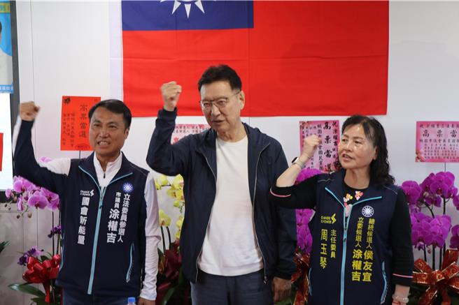 国民党副总统参选人赵少康（中）14日下午为桃园二选区国民党立委参选人涂权吉（左）站台车队扫街。（蔡明亘摄）