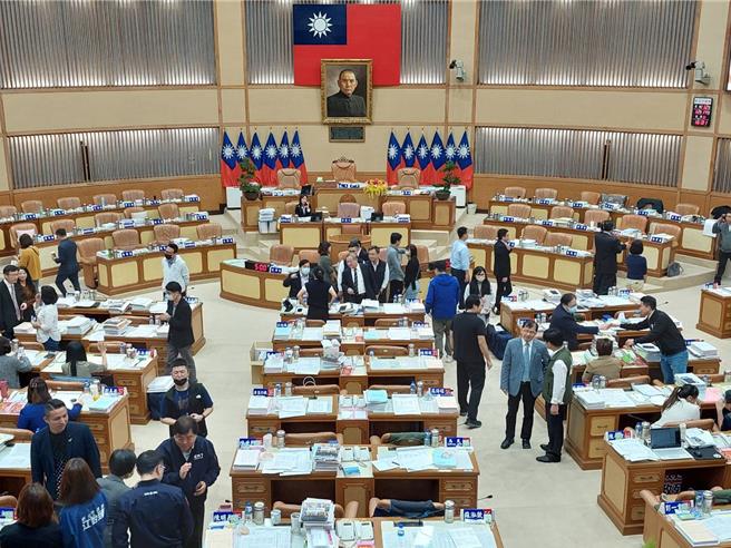 今天是新北市議會明年總預算案審查最後一天，因預算審查進度嚴重落後，藍綠及無黨昨政黨協商達共識，今三讀通過統刪6.25億元預算。（陳慰慈攝）