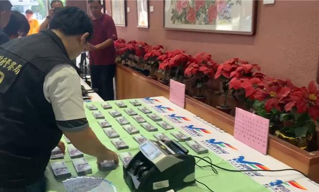 台中市警察局第四分局今天宣布查獲9件地下賭盤，其中6件為總統選舉賭盤，張男是傳統簽賭站，查扣現金875萬5300元。（翻攝照片／張亦惠台中傳真）