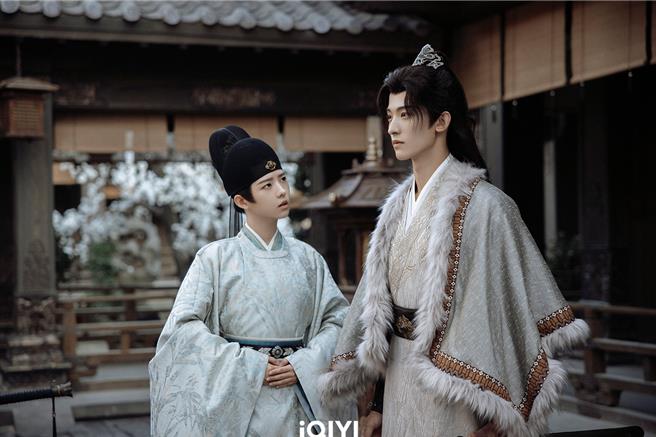 何藍逗（左）、常華森（右）戲裡戲外爭寵 。（愛奇藝國際站提供）