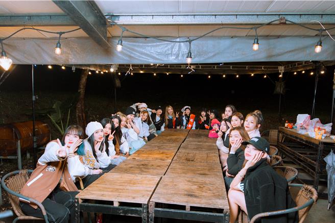 《未来少女》的成员们一起到外地露营，参与她们的首檔团综。（踢帕娱乐提供）