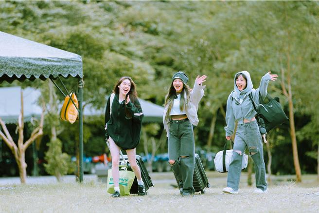少女们满心期待抵达营地。（踢帕娱乐提供）