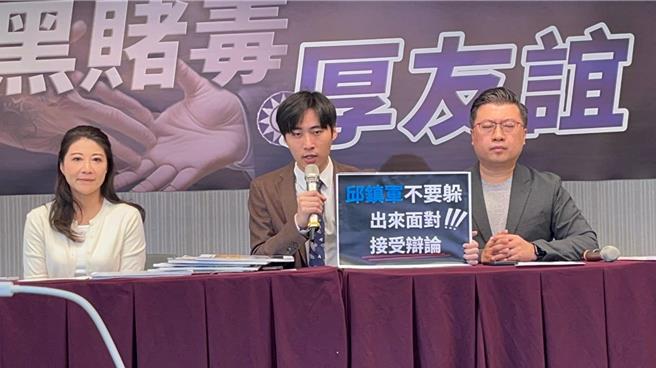 曾玟學（中）邀請邱鎮軍一對一辯論。（曾玟學競選總部提供／李京昇苗栗傳真）