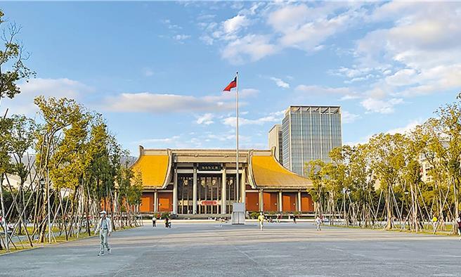 国父纪念馆周围过去一直有建物限高60公尺的限制，让周围居民难以都更。14日台北市都发局都审会也拍板，将解除建物限高，让周围建物回归一般建筑规范。（黄敬文摄）