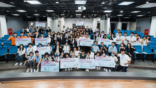 第四屆高科盃全國商業智慧競賽9日落幕，由國立高雄科技大學商業智慧學院及其轄下智慧商務系共同舉辦，臺北商業大學、馬公高中、海青工商分別獲得第一名。(照片/國立高雄科技大學提供)